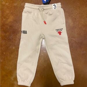NBA Kids Cream Marlo Sweatpants Trackpants Size 3 Chicago Bulls Logo Sporty Cozy
